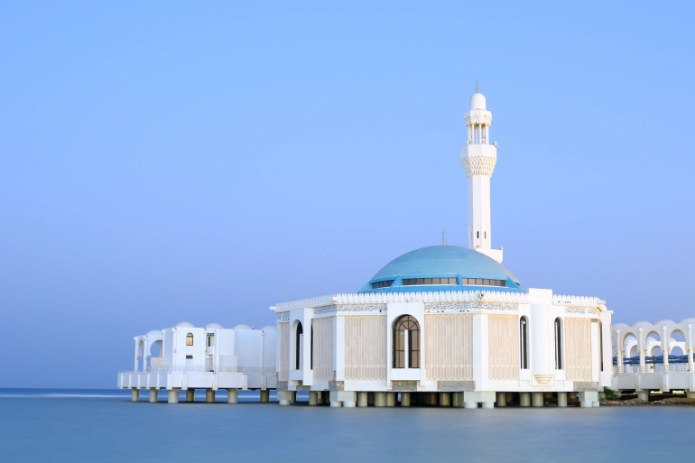 الأول من نوعه على سطح المياه.. المسجد العائم أحد أبرز معالم جدة الدينية والسياحية